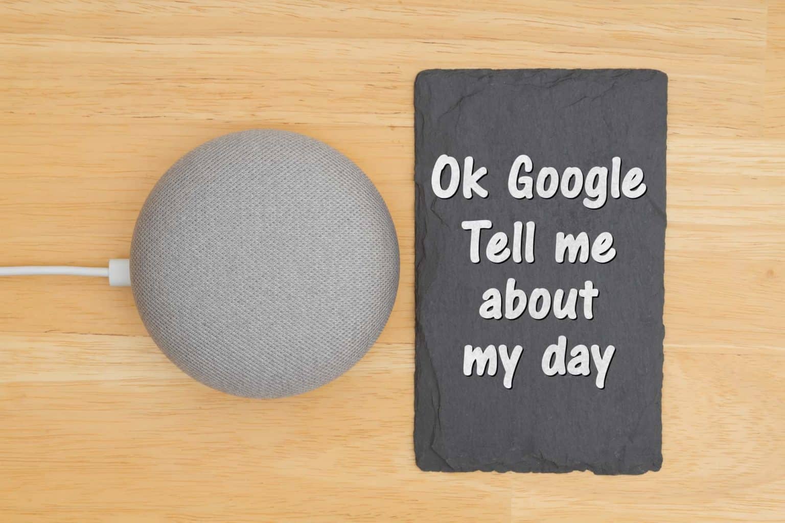 Gør hverdagen lettere med Google Home og Google Home Mini google home mini på et bord